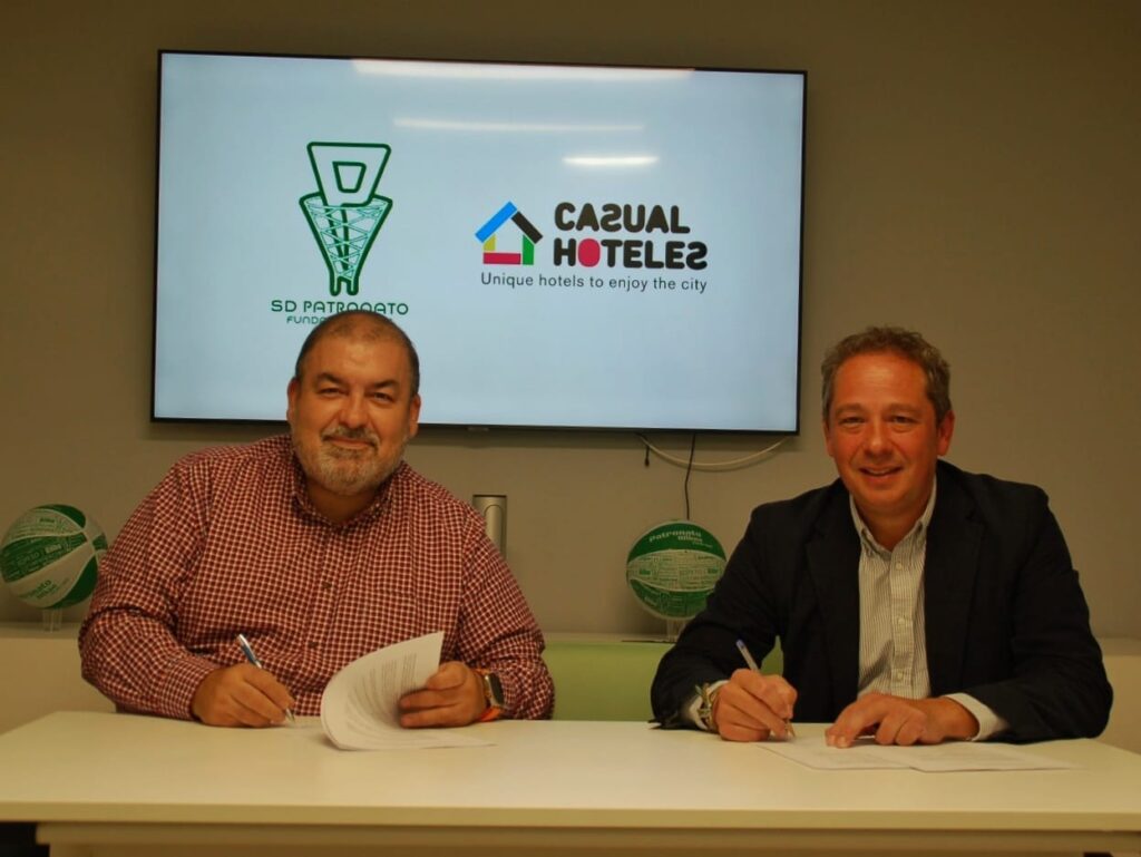 Fernando Andrades y Roberto Vega firmando el acuerdo de patrocinio entre Casual Hoteles y S.D. Patronato