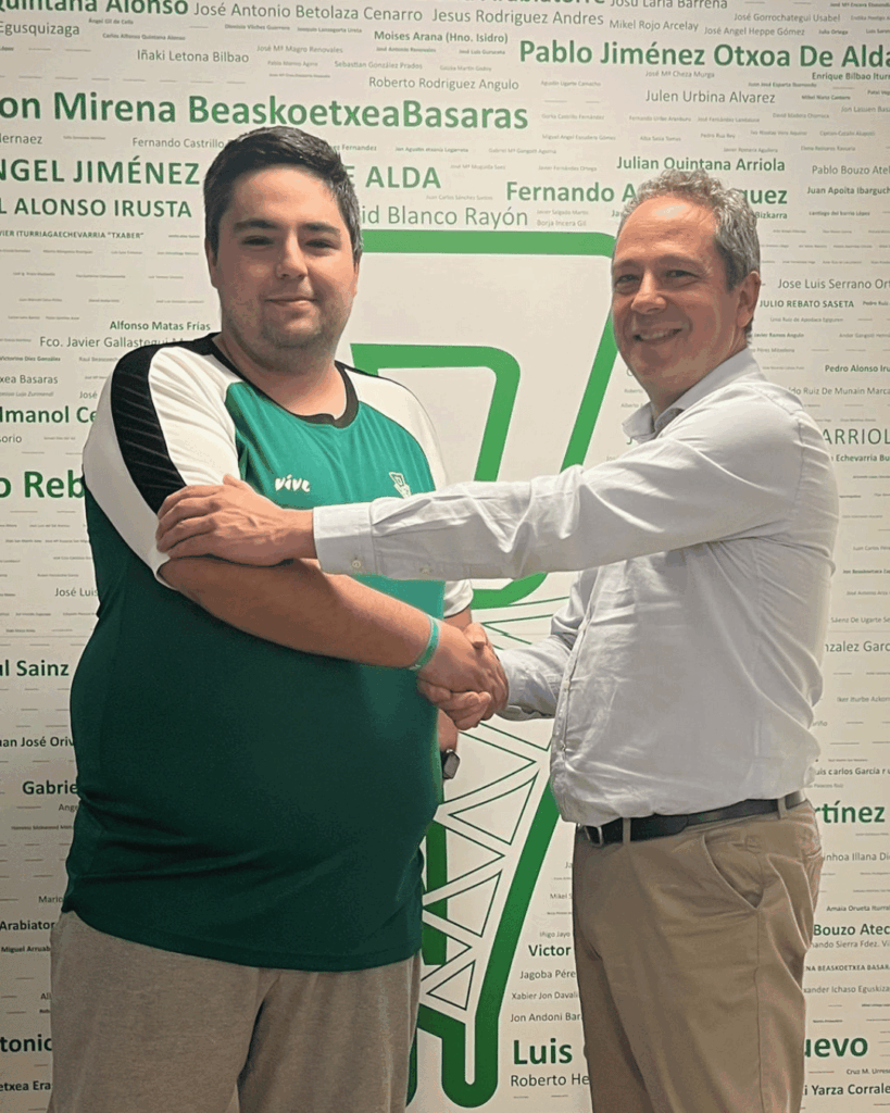 Josu Salvador y Roberto Vega en el acto de presentación como entrenador del equipo senier especial masculino